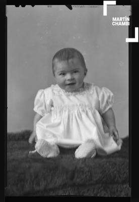 Retrato de niña no identificada en estudio fotográfico