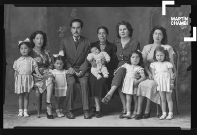 Retrato de familia no identificada en estudio fotográfico