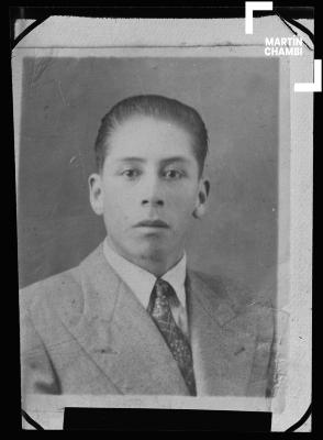 Reproducción fotográfica de foto carnet de hombre no identificado