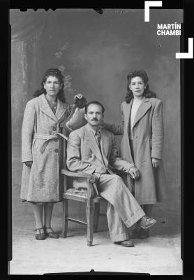 Retrato de familia no identificada en estudio fotográfico