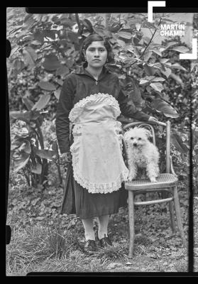 Retrato de mujer no identificada junto a mascota