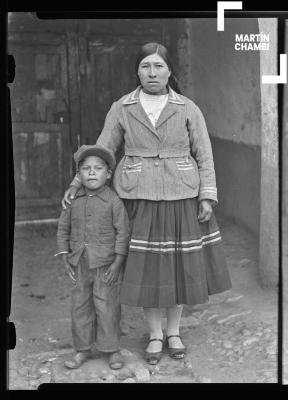 Mujer y niño no identificados