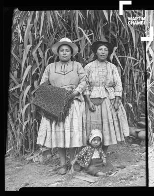 Retrato de mujeres y niña no identificadas