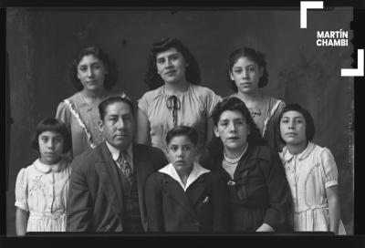 Retrato de familia no identificada en estudio fotográfico