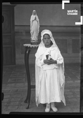 Retrato de niña no identificada en primera comunión