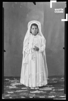 Retrato de Elsa Valladares en primera comunión en estudio fotográfico