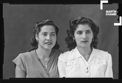 Retrato de mujeres no identificadas en estudio fotográfico