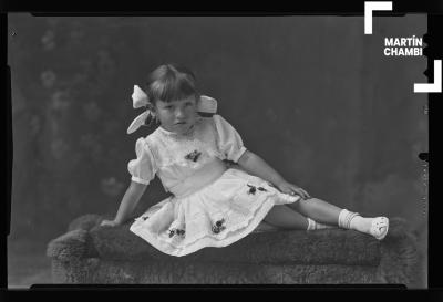 Retrato de niña no identificada en estudio fotográfico