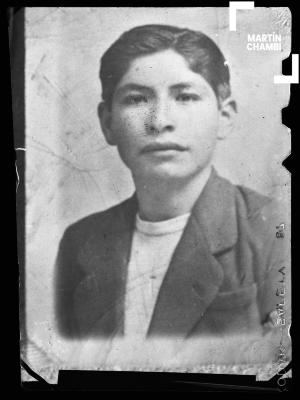 Reproducción fotográfica de foto carnet de hombre no identificado