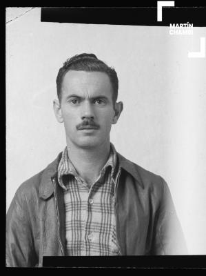 Foto carnet de hombre no identificado en estudio fotográfico