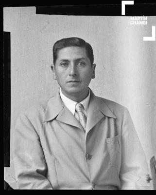 Foto carnet de hombre no identificado en estudio fotográfico