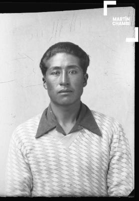 Foto carnet de hombre no identificado en estudio fotográfico