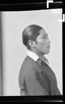 Foto carnet de hombre no identificado en estudio fotográfico