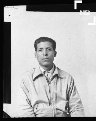 Foto carnet de hombre no identificado en estudio fotográfico