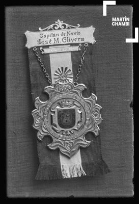 Reproducción fotográfica de medalla otorgada al Capitán de Navío José María Olivera