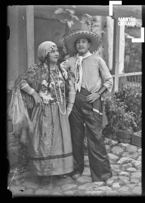 Retrato de pareja no identificada en traje de carnaval