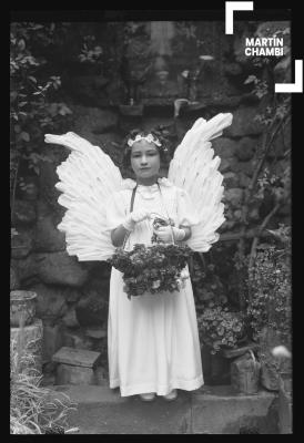 Retrato de niña no identificada en traje de carnaval