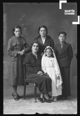 Retrato de familia no identificada en estudio fotográfico