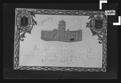 Reproducción fotográfica de placa conmemorativa en honor del prefecto Víctor M. Vélez y G.