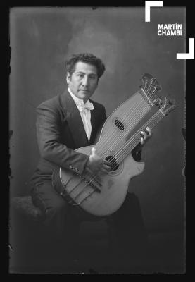 Retrato de Víctor Echave Cabrera y su guitarfona o echavina