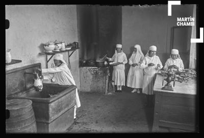 Mujeres no identificadas en cocina