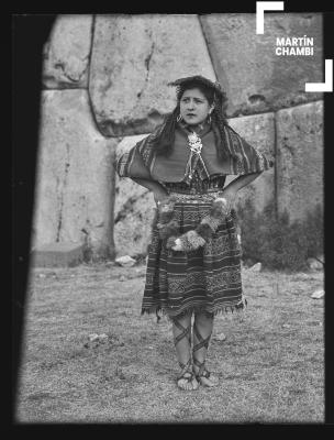 Retrato de mujer no identificada en traje tradicional en Saqsaywaman