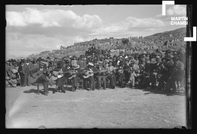 Grupo de músicos no identificados en Saqsaywaman