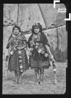 Retrato de mujeres no identificadas en traje tradicional en Saqsaywaman