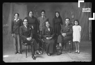 Retrato de familia no identificada en estudio fotográfico