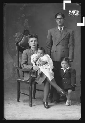 Retrato de familia no identificada en estudio fotográfico