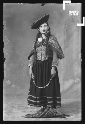 Retrato de mujer no identificada en traje tradicional en estudio fotográfico