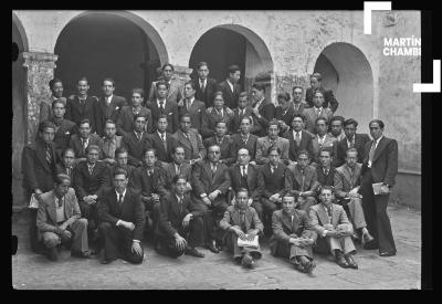 Grupo de escolares y maestros del Colegio Nacional de Ciencias