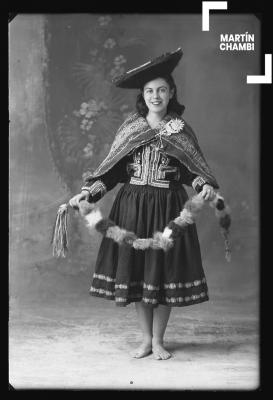 Retrato de mujer no identificada en traje tradicional en estudio fotográfico