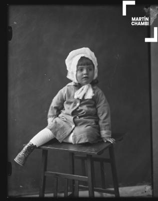 Retrato de niña no identificada en estudio fotográfico