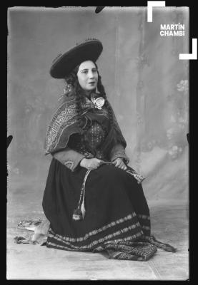 Retrato de mujer no identificada en traje tradicional en estudio fotográfico