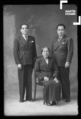 Retrato de familia no identificada en estudio fotográfico