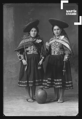 Retrato de mujeres no identificadas en traje tradicional en estudio fotográfico