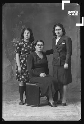 Retrato de mujeres no identificadas en estudio fotográfico