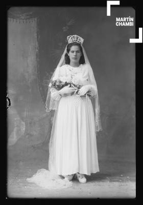 Retrato de novia no identificada en estudio fotográfico