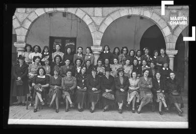 Grupo de mujeres de institución femenina no identificada