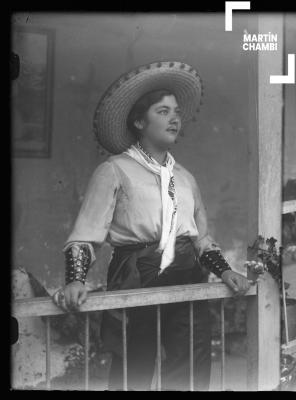 Retrato de mujer no identificada en traje de carnaval