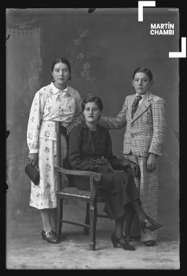 Retrato de familia no identificada en estudio fotográfico