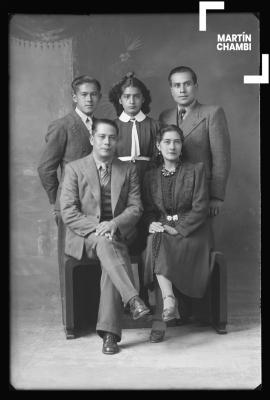 Retrato de familia no identificada en estudio fotográfico