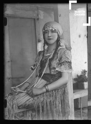 Retrato de mujer no identificada en traje de carnaval