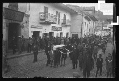 Procesión fúnebre de niño no identificado en Calle Mantas con presencia de José S. Wagner y Rafael Aguilar