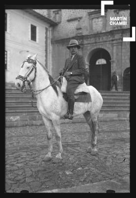 Retrato ecuestre de hombre no identificado en Plaza San Francisco