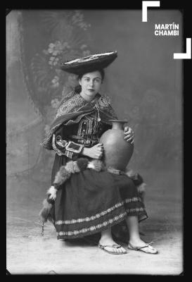 Retrato de mujer no identificada en traje tradicional en estudio fotográfico