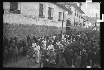 Grupo de ciclistas en procesión fúnebre de hombre no identificado en Calle Santa Clara