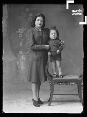 Retrato de mujer y niña no identificadas en estudio fotográfico