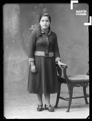 Retrato de mujer no identificada en estudio fotográfico